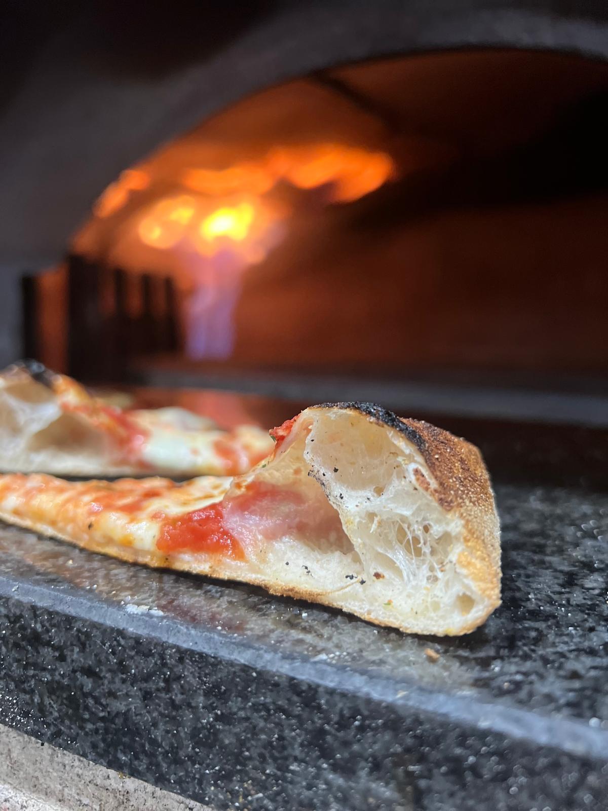 Pizza au four à bois – Pizzeria Bella Ciao, Le Grand-Lemps