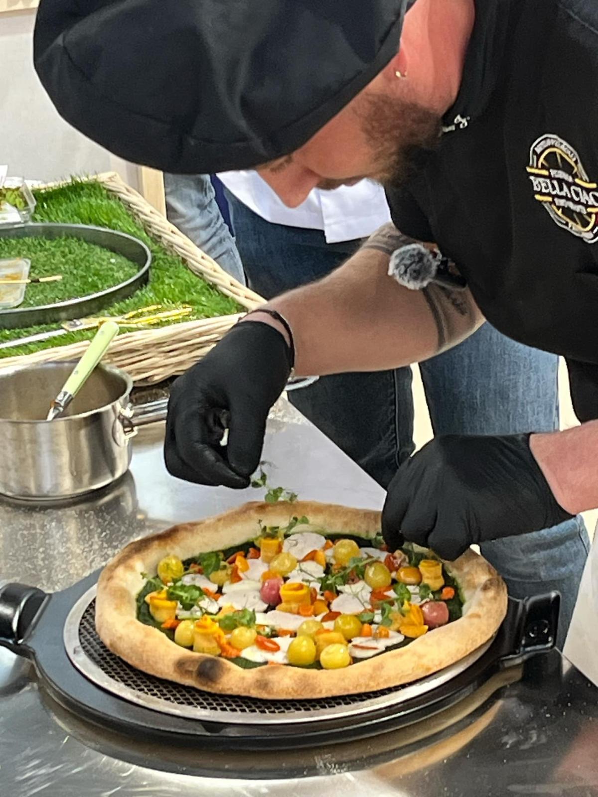 Préparation pizza fraîche avec ingrédients frais